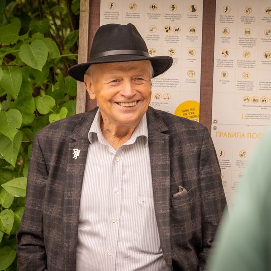 Bild enthält, Hat, Person, Smile, Sun Hat, Adult, Male, Man, Coat, Shirt, Portrait