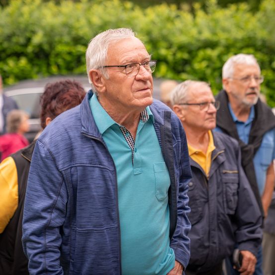 Bild enthält, People, Person, Coat, Adult, Male, Man, Walking, Glasses, Jacket, Head