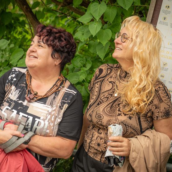 Bild enthält, Blouse, Person, Photography, Portrait, Adult, Female, Woman, Male, Man, People