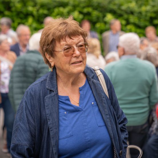 Bild enthält, Coat, Jacket, Pants, Jeans, Adult, Male, Man, Person, Female, Woman