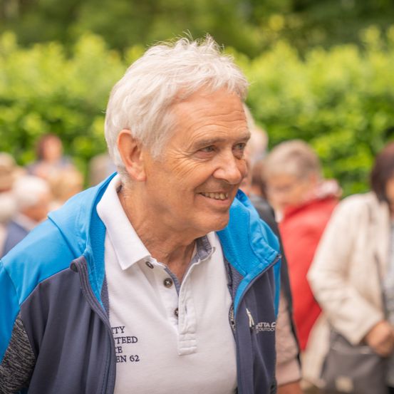 Bild enthält, Face, Head, Person, Smile, Coat, Adult, Male, Man, Female, Woman