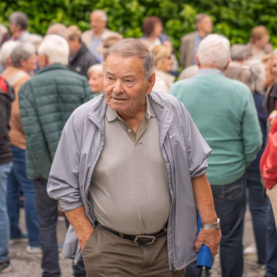 Bild enthält, Pants, Jacket, Jeans, Adult, Male, Man, Person, Shoe, Head, Walking