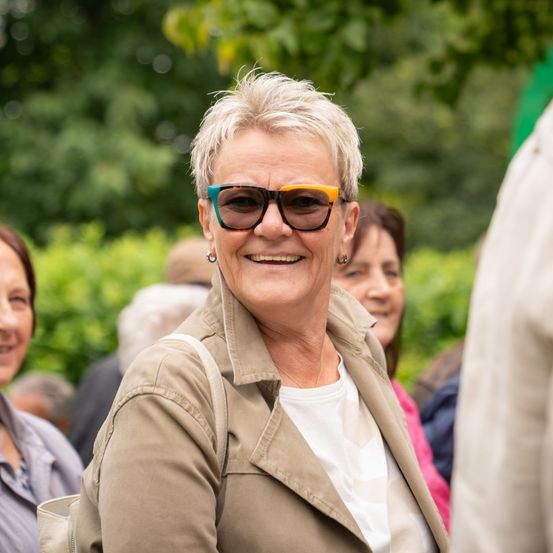 Bild enthält, Face, Happy, Head, Person, Smile, Sunglasses, Adult, Female, Woman, Man