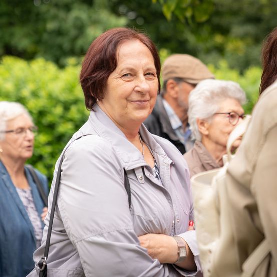 Bild enthält, Face, Happy, Head, Person, Smile, Adult, Female, Woman, People, Coat