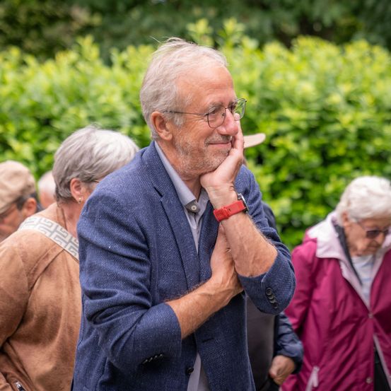 Bild enthält, Head, Person, Face, Finger, Adult, Male, Man, People, Suit, Glasses
