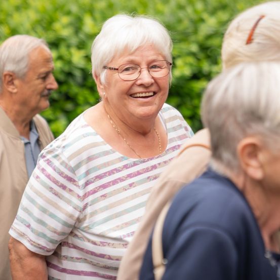 Bild enthält, Face, Happy, Head, Person, Laughing, Smile, Adult, Female, Woman, Jacket