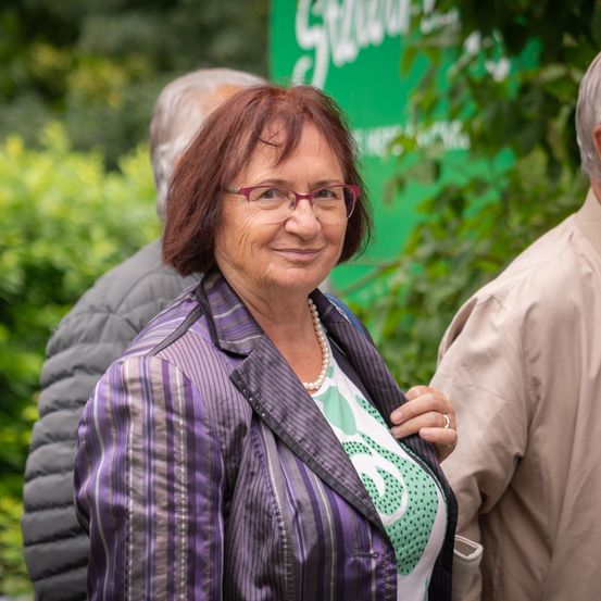 Bild enthält, Adult, Female, Person, Woman, Coat, Finger, Male, Man, Face, Sweater