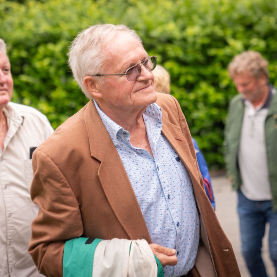 Bild enthält, Coat, Jacket, Blazer, Shirt, Adult, Male, Man, Person, Long Sleeve, Pants