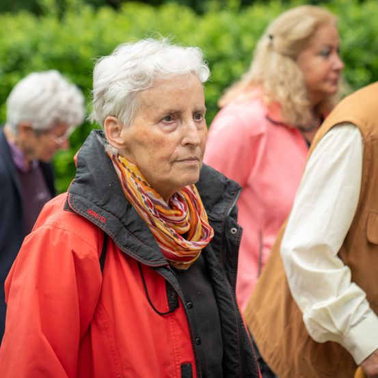 Bild enthält, Coat, Adult, Female, Person, Woman, Male, Man, People, Scarf, Jacket