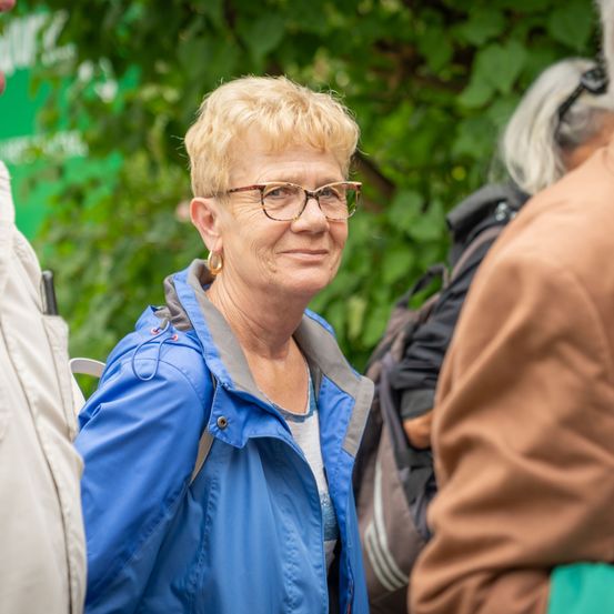 Bild enthält, Coat, Jacket, Adult, Male, Man, Person, Female, Woman, Glasses, Head