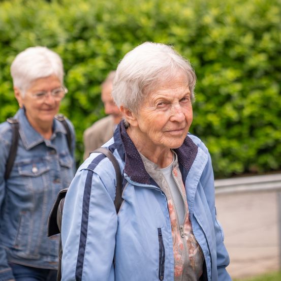 Bild enthält, Coat, Jacket, Pants, Adult, Male, Man, Person, Walking, Face, Jeans