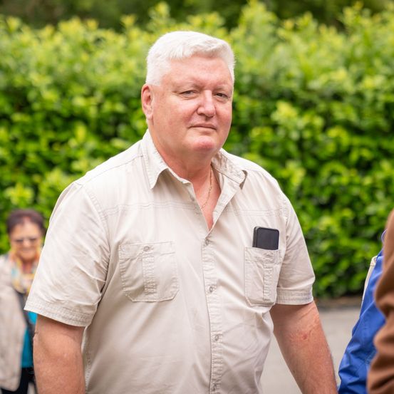 Bild enthält, Shirt, Person, Walking, Adult, Male, Man, Boy, Child, Face, Portrait