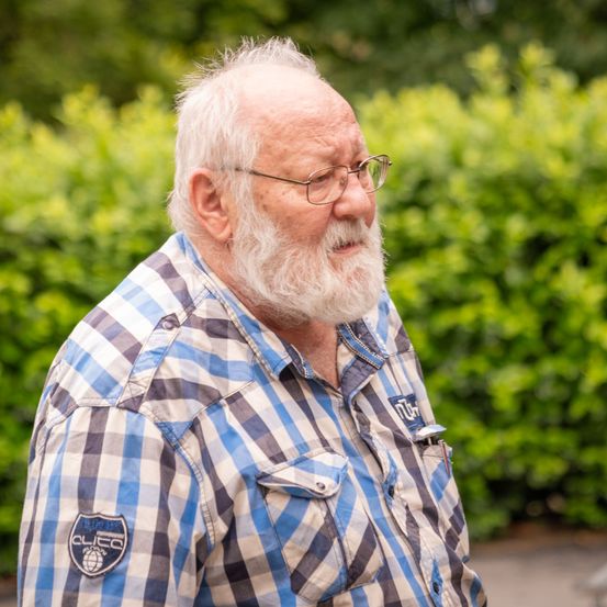 Bild enthält, Head, Person, Face, Beard, Adult, Male, Man, Portrait, Shirt, Glasses