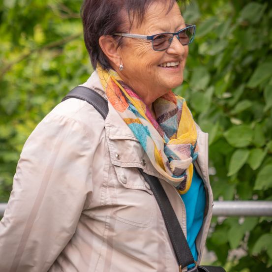 Bild enthält, Coat, Adult, Female, Person, Woman, Face, Smile, Jacket, Glasses, Senior Citizen