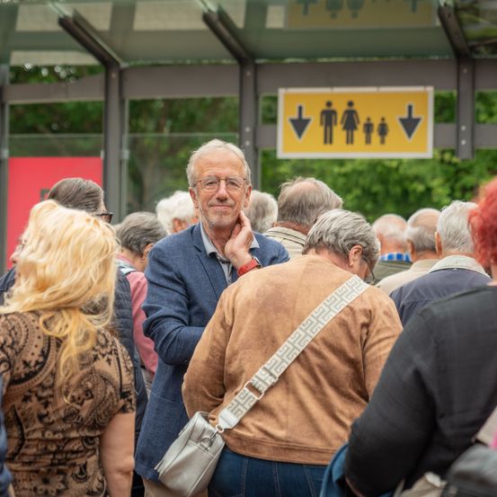 Bild enthält, Adult, Female, Person, Woman, Male, Man, Handbag, Hat, Face, People