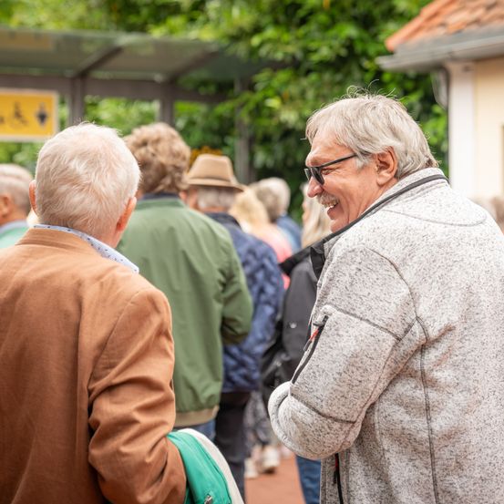 Bild enthält, Coat, Adult, Male, Man, Person, Head, Face, Smile, Hat, Jacket