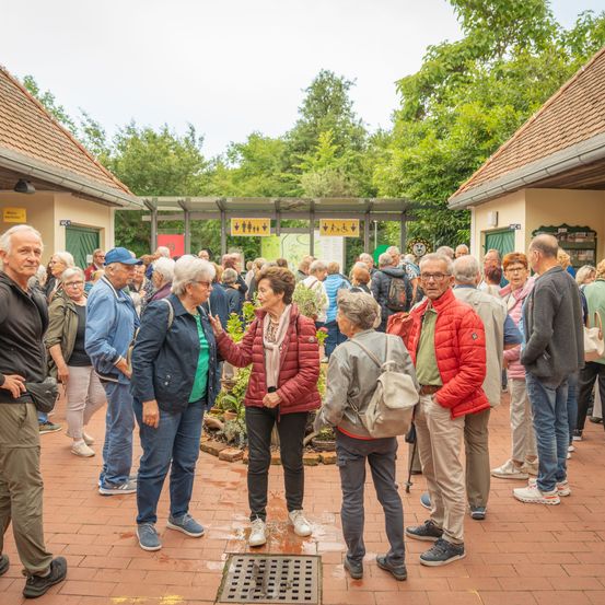 Bild enthält, Person, Walking, People, Jeans, Adult, Male, Man, Shoe, Boy, Child