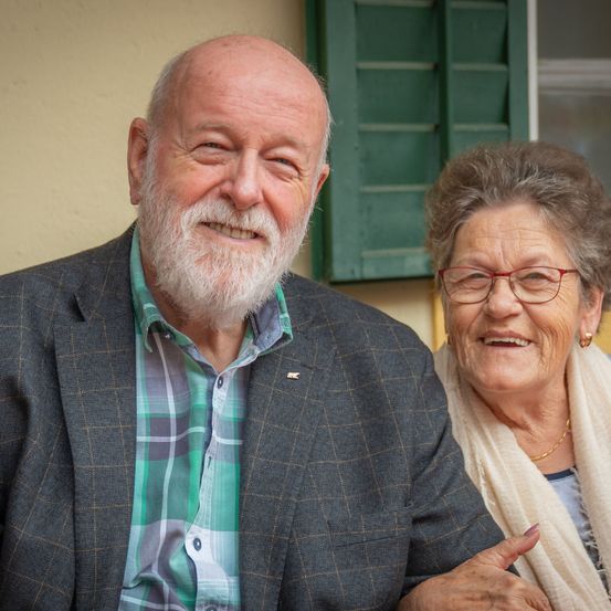 Bild enthält, Face, Happy, Head, Person, Smile, Adult, Male, Man, Portrait, Woman