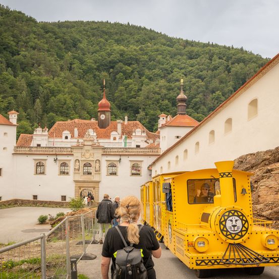 Bild enthält, Adult, Female, Person, Woman, Building, Housing, Truck, Wheel, House, Outdoors