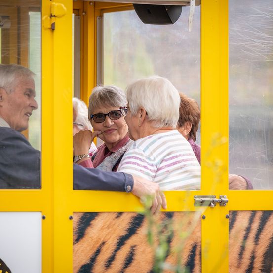 Bild enthält, Adult, Male, Man, Person, Female, Woman, Glasses, Face, Head, Bus
