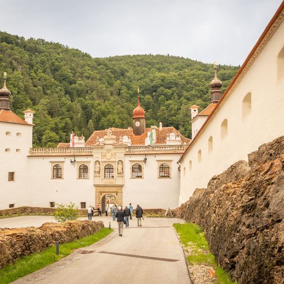 Bild enthält, Architecture, Building, Housing, House, Person, Castle, Landmark