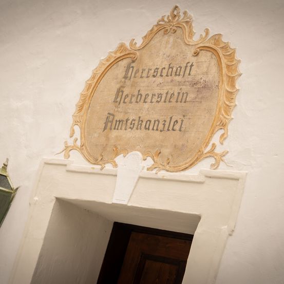 Bild enthält, Architecture, Building, Monastery, Lamp, Wood