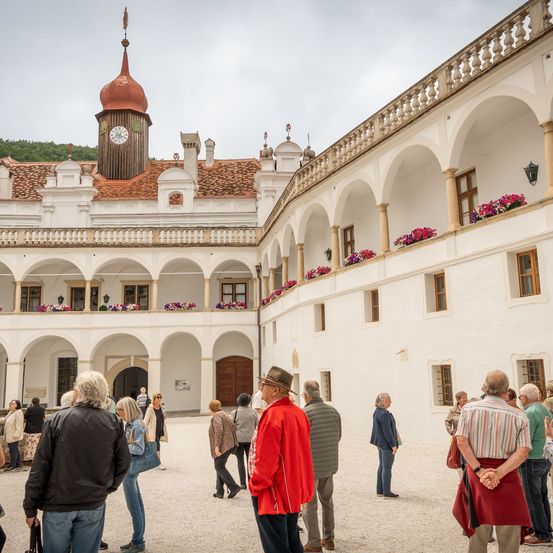 Bild enthält, Building, Housing, Adult, Female, Person, Woman, Male, Man, Jeans, House