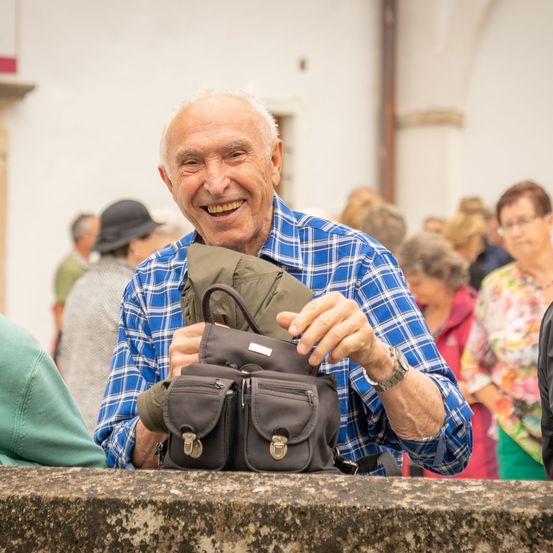 Bild enthält, Hat, Handbag, People, Person, Adult, Male, Man, Finger, Glasses, Smile
