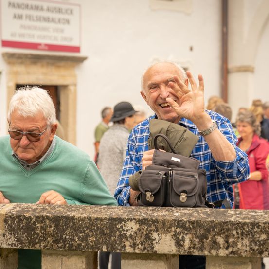Bild enthält, Finger, Person, Hat, Adult, Male, Man, Handbag, Female, Woman, Head