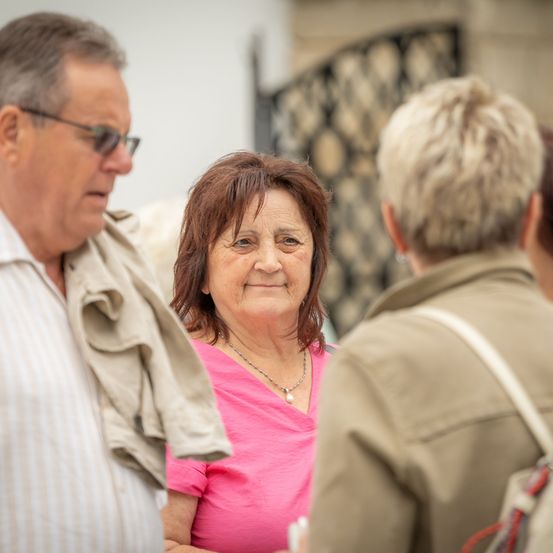Bild enthält, Adult, Female, Person, Woman, Male, Man, Face, Head, Conversation, Glasses