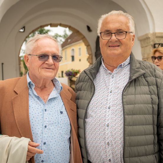 Bild enthält, Coat, Jacket, Person, Smile, Photography, Adult, Male, Man, Suit, Shirt