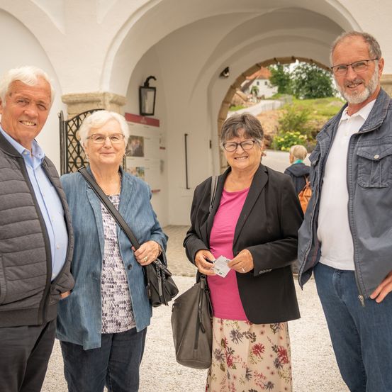 Bild enthält, Pants, Coat, Jacket, Blazer, Adult, Female, Person, Woman, Jeans, Man