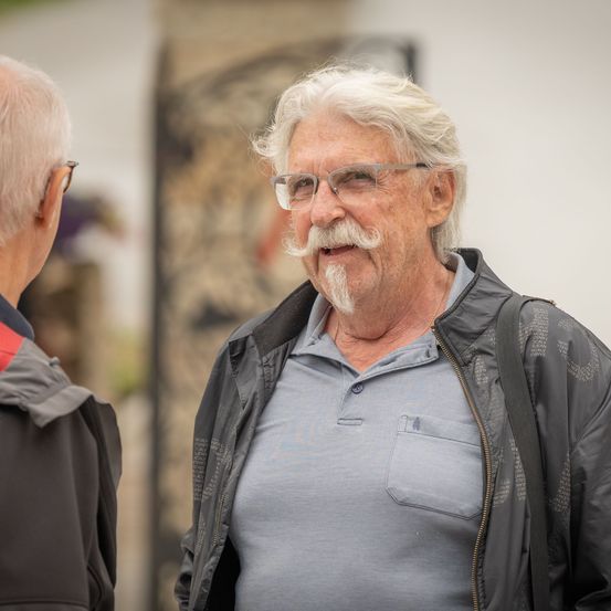 Bild enthält, Coat, Jacket, Adult, Male, Man, Person, Head, Face, Glasses, People