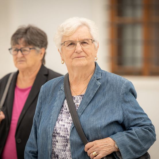 Bild enthält, Face, Person, Smile, Suit, Adult, Male, Man, Coat, Blazer, Lady