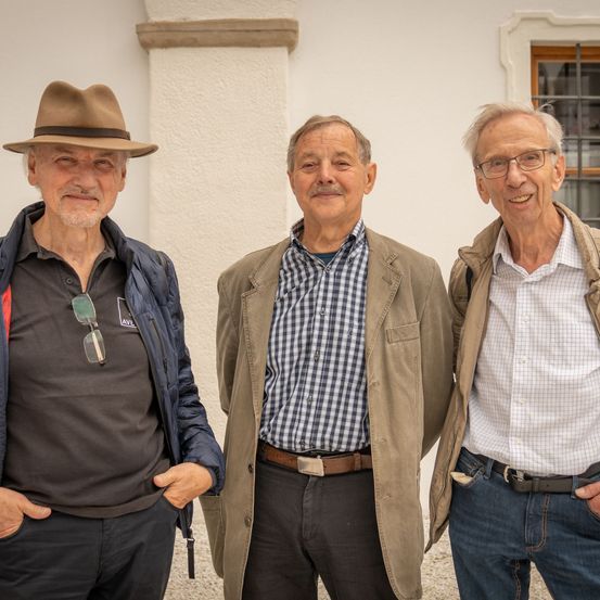 Bild enthält, Hat, Pants, Coat, Jacket, Sun Hat, Jeans, Adult, Male, Man, Person