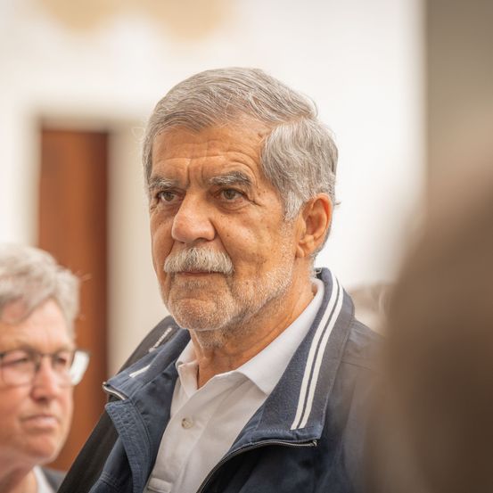 Bild enthält, Face, Head, Person, Smile, Senior Citizen, Adult, Male, Man, People, Jacket