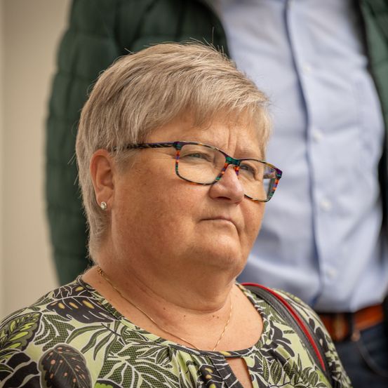 Bild enthält, Person, Face, Head, Portrait, Finger, Accessories, Glasses, Adult, Male, Man