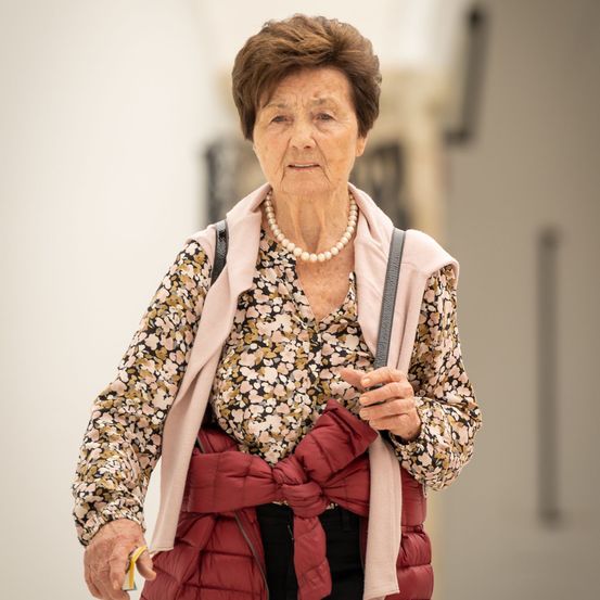 Bild enthält, Lady, Person, Adult, Female, Woman, Bag, Handbag, Jewelry, Necklace, Face