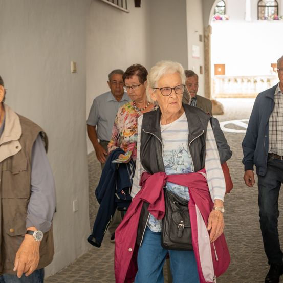 Bild enthält, Pants, Coat, Jacket, Adult, Male, Man, Person, Jeans, Handbag, Wristwatch