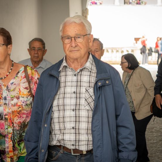 Bild enthält, Coat, Pants, Jacket, Blazer, Shirt, Long Sleeve, Person, Adult, Male, Man