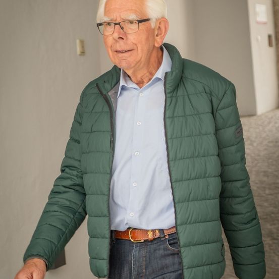 Bild enthält, Coat, Jacket, Person, Senior Citizen, Pants, Adult, Male, Man, Jeans, Glasses