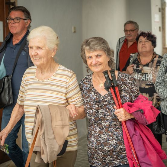 Bild enthält, Handbag, Coat, Person, Jacket, Adult, Male, Man, Female, Woman, Face