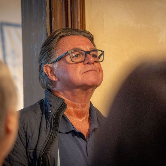 Bild enthält, Finger, Person, Adult, Male, Man, Face, Head, Glasses, Portrait, Wood