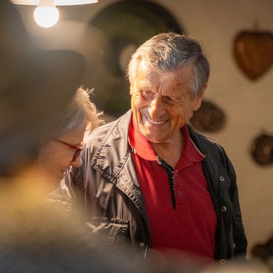 Bild enthält, Coat, Jacket, Photography, Face, Head, Person, Portrait, Happy, Smile, Laughing