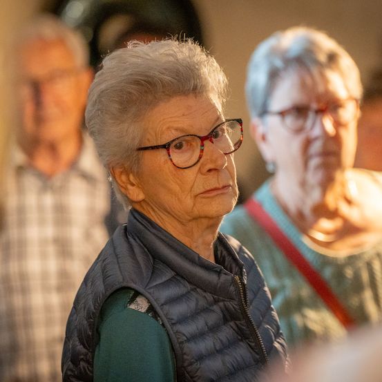 Bild enthält, Face, Head, Person, Portrait, Jacket, Adult, Male, Man, Glasses, People