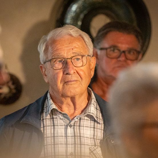 Bild enthält, Face, Head, Person, Photography, Portrait, People, Glasses, Smile, Adult, Man