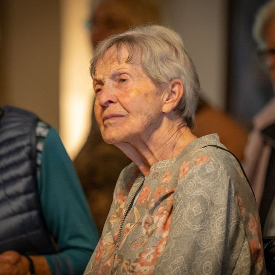 Bild enthält, Adult, Female, Person, Woman, Face, Head, Smile, People, Lady, Senior Citizen