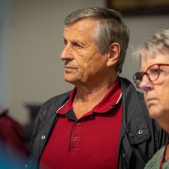 Bild enthält, People, Person, Adult, Male, Man, Glasses, Face, Head, Portrait, Jacket