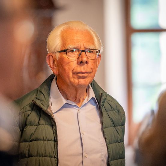 Bild enthält, Coat, Jacket, Person, Smile, Adult, Male, Man, Senior Citizen, People, Glasses