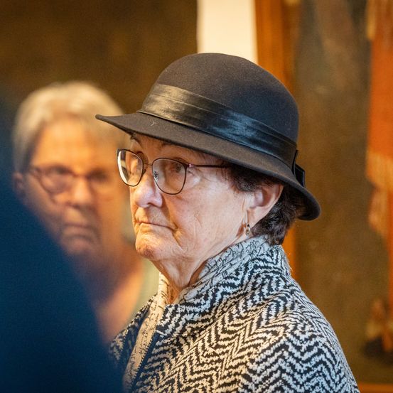 Bild enthält, Lady, Person, Photography, Portrait, Hat, Sun Hat, Smile, Adult, Male, Man